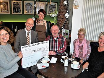 Gemeinsam freuten sich über die Weihnachtsspende für Kinder (von links) Marina Schachenmayer-Wiesend (Versteckte Engel), Oberbürgermeister Kay Blankenburg, Iris Heid (Mein Kissinger Kaffee), Reinhard und Romy Weigand sowie Dagmar Ziegler.  Foto: Sigismund von Dobschütz