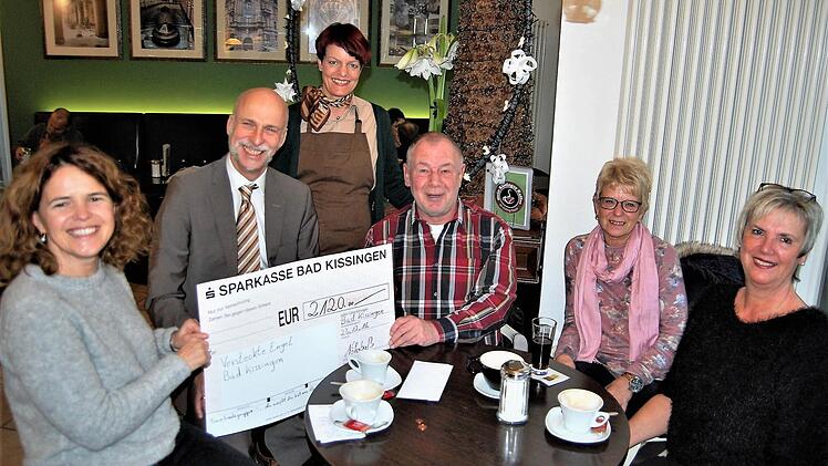 Gemeinsam freuten sich über die Weihnachtsspende für Kinder (von links) Marina Schachenmayer-Wiesend (Versteckte Engel), Oberbürgermeister Kay Blankenburg, Iris Heid (Mein Kissinger Kaffee), Reinhard und Romy Weigand sowie Dagmar Ziegler.  Foto: Sigismund von Dobschütz