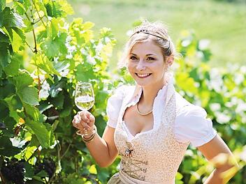 Die kürzlich zur Weinprinzessin des Abt-Degen-Weintals gewählte Elisabeth Goger wird am 21. April während einer Weinprobe ihr Krönchen als Sander Weinprinzessin an ihre Nachfolgerin weitergeben.  Foto: ab