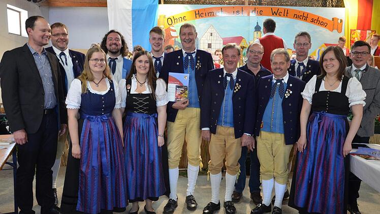 Mario Hugo (von links) vom Nordbayerischen Musikbund ehrte treue Musiker für langjähriges aktives Musizieren. Es gratulierten Dominik Oswald sowie Bürgermeister Armin Warmuth (rechts). Im Bild (weiter von links): Isabell Schmitt, Daniel Ziegler, Carina Weber, Sebastian Oswald, Hermann Oswald, Reinhard Oswald, Benno Schmittroth, Heribert Schwab, Johannes Roth sowie Stefanie Schmitt.  Foto: Jana Keul