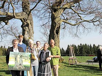 Die Kalte Staude im Bild und in Wirklichkeit. Vorne, von links: Bürgermeister Siegfried Beyer, Malerin Aenn Renee Pelz, Edina und Robert Thern sowie (dahinter) Ludwig und Lisa Eberhardt Foto: Klaus Klaschka