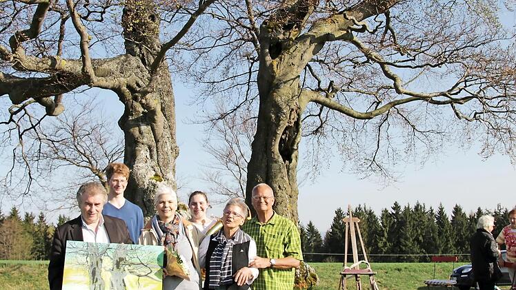 Die Kalte Staude im Bild und in Wirklichkeit. Vorne, von links: Bürgermeister Siegfried Beyer, Malerin Aenn Renee Pelz, Edina und Robert Thern sowie (dahinter) Ludwig und Lisa Eberhardt Foto: Klaus Klaschka
