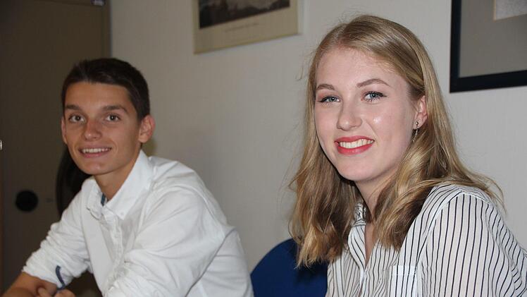 Die Moderatoren Jana Schmitt und Julius Baetz