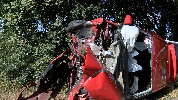 Im Landkreis W&uuml;rzburg kam es am Montag zu einem schweren Verkehrsunfall: Eine 55-J&auml;hrige wurde dabei in ihrem Wagen eingeklemmt. Foto: News5/DESK
