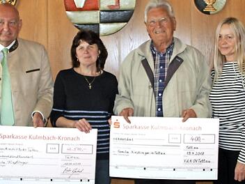 Helmut Dietzel (Vierter von links) und Bürgermeister Peter Ebertsch (Zweiter von links) übergaben die Schecks an Birgit Kießlinger (Dritte von links); mit auf dem Bild sind Reinhard Emrich, Gotthard Schubert und die Vorsitzende des VdK-Ortsverbands Tettau/Kleintettau, Sandra Ebertsch. Foto: Veronika Schadeck