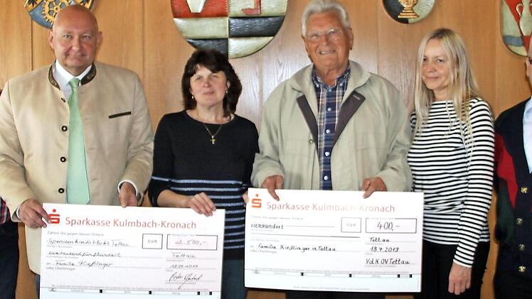 Helmut Dietzel (Vierter von links) und Bürgermeister Peter Ebertsch (Zweiter von links) übergaben die Schecks an Birgit Kießlinger (Dritte von links); mit auf dem Bild sind Reinhard Emrich, Gotthard Schubert und die Vorsitzende des VdK-Ortsverbands Tettau/Kleintettau, Sandra Ebertsch. Foto: Veronika Schadeck