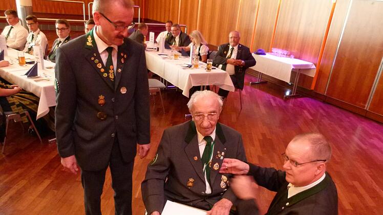 Willy Geuther wird von Klaus Jentsch (rechts) mit einer BSSB-Ehrennadel bedacht  und vom Oberschützenmeister Hans-Herbert Hartan (links) zum Ehrenschützen ernannt. Foto: Lothar Weidner