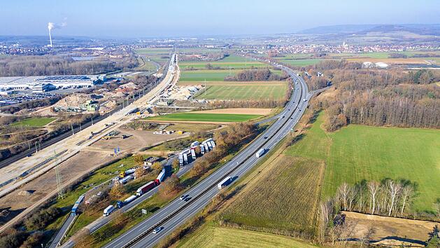 An der Stelle des Autobahnparkplatzes Regnitztal zwischen Forchheim und Eggolsheim ist eine  Rastanlage geplant. Links die derzeitige Bahnbaustelle für den ICE-Ausbau Drohnenfoto: Martin Distler