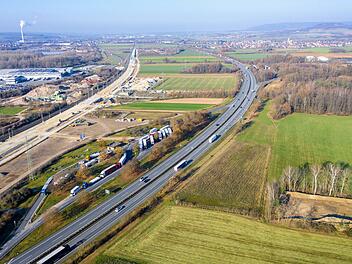 An der Stelle des Autobahnparkplatzes Regnitztal zwischen Forchheim und Eggolsheim ist eine  Rastanlage geplant. Links die derzeitige Bahnbaustelle für den ICE-Ausbau Drohnenfoto: Martin Distler