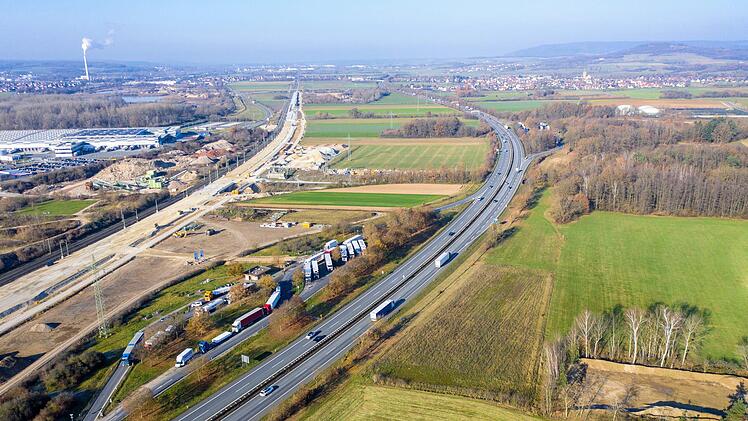 An der Stelle des Autobahnparkplatzes Regnitztal zwischen Forchheim und Eggolsheim ist eine  Rastanlage geplant. Links die derzeitige Bahnbaustelle für den ICE-Ausbau Drohnenfoto: Martin Distler