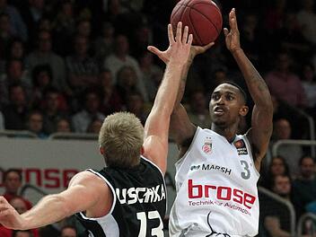 Jamar Smith l&auml;sst sich vom T&uuml;binger Johannes Lischka (l.) nicht st&ouml;ren und dr&uuml;ckt ab. Fotos: sportpress