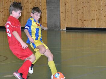 Der TSV Weißenbrunn (rotes Trikot) ist eine von acht Mannschaften, die sich für die Endrunde der E-Junioren qualifiziert hat. Der SSV Oberlangenstadt ist dagegen nicht mehr im Wettbewerb. Foto: Herbert Kalb