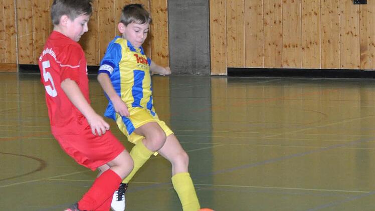 Der TSV Weißenbrunn (rotes Trikot) ist eine von acht Mannschaften, die sich für die Endrunde der E-Junioren qualifiziert hat. Der SSV Oberlangenstadt ist dagegen nicht mehr im Wettbewerb. Foto: Herbert Kalb