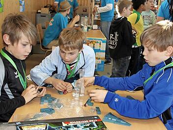 Lukas Andreas und Pascal spielen nicht nur gemeinsam beim SV Heubach gemeinsam, sondern auch mit diesem "Sternen-Zerstörer".  Fotos: Ralf Kestel