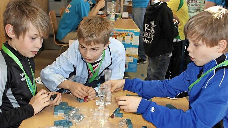 Lukas Andreas und Pascal spielen nicht nur gemeinsam beim SV Heubach gemeinsam, sondern auch mit diesem "Sternen-Zerstörer".  Fotos: Ralf Kestel