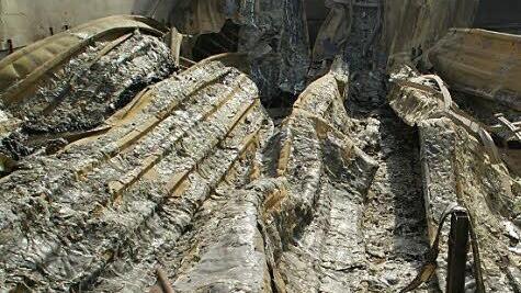 Unter den Dachelementen, die in den Stall hinein fielen, liegen die verkohlten Kadaver von über 500 Sauen und Ferkeln. Foto: Sabine Weinbeer