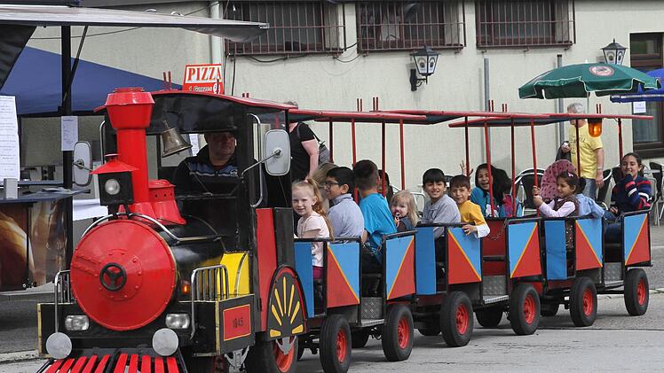 Kein Platz mehr frei bei der Rundfahrt der kleinen Eisenbahn.