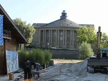 Abbau des Kissinger Stadtstrandes 2015. Die Strandhütte bleibt noch bis Ende September stehen. Foto: Katharina Zimmermann