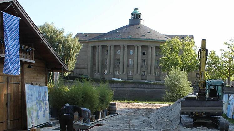Abbau des Kissinger Stadtstrandes 2015. Die Strandhütte bleibt noch bis Ende September stehen. Foto: Katharina Zimmermann