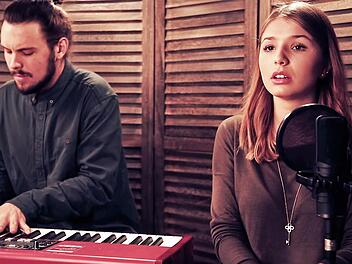 Im YouTube-Video zum Adele-Cover "Hello" sorgt die Nürnberger Sängerin Nicole Cross für Gänsehaut. Foto/Screenshot: YouTube