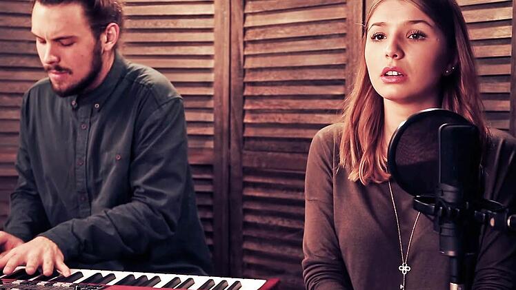 Im YouTube-Video zum Adele-Cover "Hello" sorgt die Nürnberger Sängerin Nicole Cross für Gänsehaut. Foto/Screenshot: YouTube