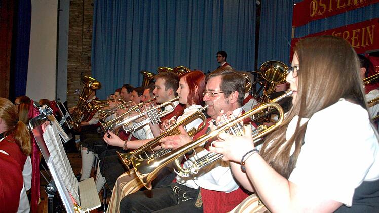 Die Riege der Trompeten und Flügelhörner des Musikvereins Steinwiesen. Foto: Susanne Deuerling