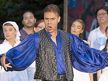 Große Gesten auf großer Bühne: Mit ihren jährlichen Neuinszenierungen (im Foto: "Der Zigeunerbaron" von 2015) lockt die "Coburger Sommeroperette" pro Saison rund 8000 Zuschauer nach Heldritt. Für die Qualität der Produktionen wurde die "Sommeroperette" jetzt mit einem Spitzenplatz des Magazins "Festspiele" belohnt. Foto: Archiv/Albert Höchstädter