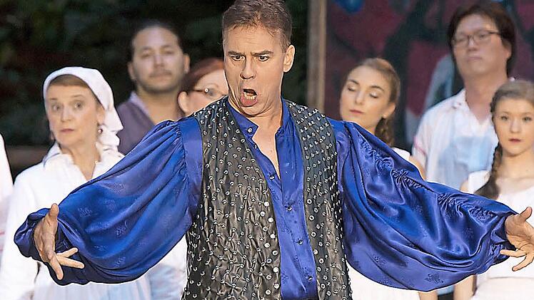 Große Gesten auf großer Bühne: Mit ihren jährlichen Neuinszenierungen (im Foto: "Der Zigeunerbaron" von 2015) lockt die "Coburger Sommeroperette" pro Saison rund 8000 Zuschauer nach Heldritt. Für die Qualität der Produktionen wurde die "Sommeroperette" jetzt mit einem Spitzenplatz des Magazins "Festspiele" belohnt. Foto: Archiv/Albert Höchstädter