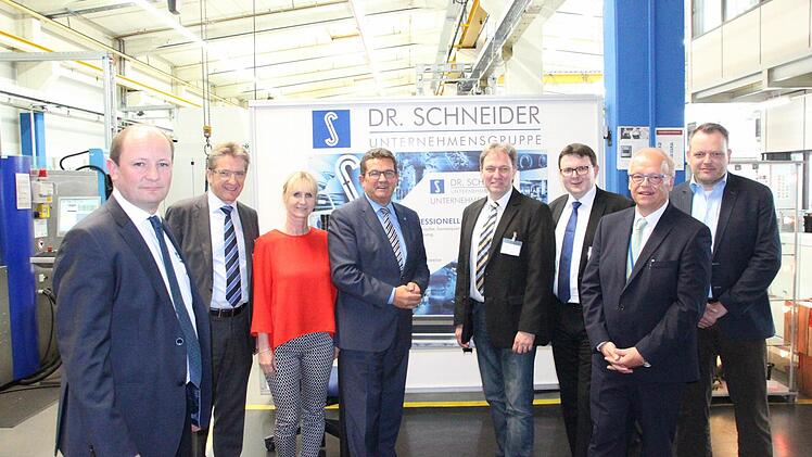 Erinnerungsbild im Werk Neuses. Das Bild zeigt (von links): Wolfgang Beer, Hans Rebhan, Sylvia Schmidt, Franz Josef Pschierer, Klaus Löffler, Bernd Liebhardt, Wilhelm Wirth und Christian Richter.  Foto: Friedwald Schedel