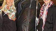 Simone Tautermann und Tanja Kellermann halten die neuen Kostüme noch unter Verschluss. Foto: Sonny Adam