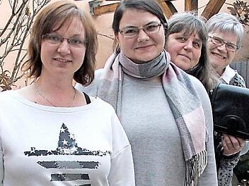 Der Schal, die Handtasche: Beides Geschenke aus der Facebook-Gruppe, die von Daniela Heusinger, Jessica Düring und Christiane Amon (von links) betreut wird. Hinten: Helga Meixner, eine der aktivsten Mitglieder, schätzt besonders auch die Solidarität innerhalb der Gruppe. Foto: Andreas Lösch