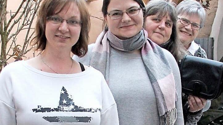 Der Schal, die Handtasche: Beides Geschenke aus der Facebook-Gruppe, die von Daniela Heusinger, Jessica Düring und Christiane Amon (von links) betreut wird. Hinten: Helga Meixner, eine der aktivsten Mitglieder, schätzt besonders auch die Solidarität innerhalb der Gruppe. Foto: Andreas Lösch