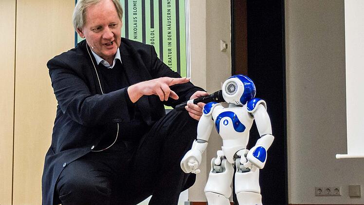 Begegnung Wie sich das Literaturfestival "Coburg liest" auf ungewohntes Terrain begibt und der Wissenschaftsjournalist Ulrich Eberl einlädt zur Reise in eine Welt voller smarter Maschinen.