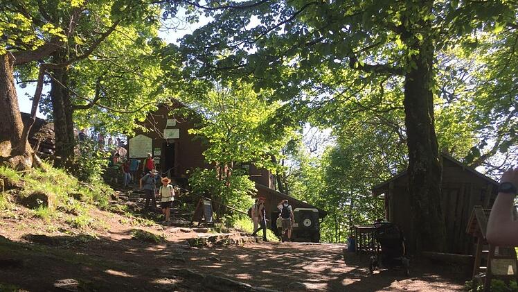 Der Rhönklub gibt die Milseburghütte auf. Möglicherweise geht damit die Zeit einer bewirtschafteten Hütte auf der Milseburg zu Ende. Foto: Marion Eckert