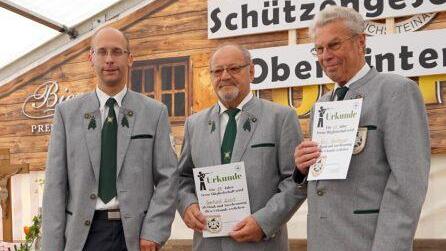 Jörg Kleinlein dankte Gerhard Albert und Karl Holzberger für 55-jährige Vereinstreue. Foto: privat