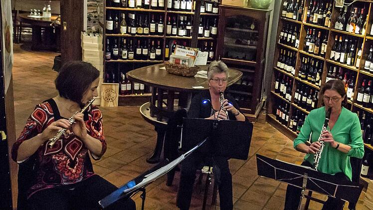 Das Ensemble Spirata musizierte im historischen Gewölbe des Coburger Zeughauses (von links): Regina Bussmann, Danielle Maheux und Birgit Eichstädter.Foto: Jochen Berger