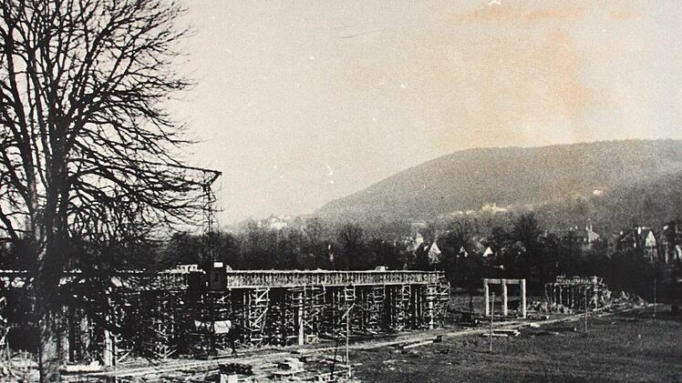 Holzgerüste stabilisierten 1954 die Schalung der Südbrücke in Bad Kissingen.  Das Bauwerk war damals laut der Baufirma Otto Heil die längste Spannbetonbrücke der Bundesrepublik.Archiv Otto Heil