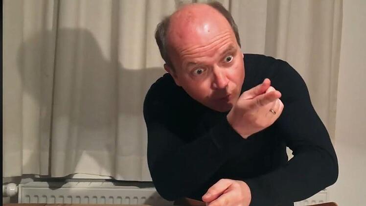 Gestenreicher Musikbeschwörer: Coburgs GMD Roland Kluttig dirigiert Dieter Schnebels "Nostalgie".Foto: Landestheater