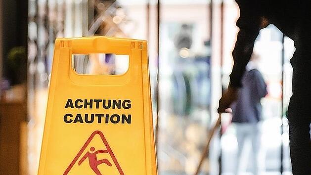 Ein Geb&auml;udereiniger ist bei der Arbeit. Foto: PR