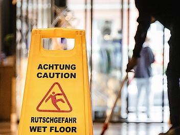 Ein Gebäudereiniger ist bei der Arbeit. Foto: PR