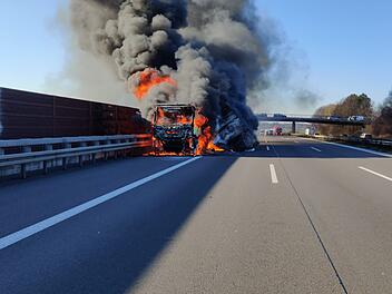 Symbolbild Lkw-Brand, Sattelzug, Brand, Feuer, Flammen, Autobahn