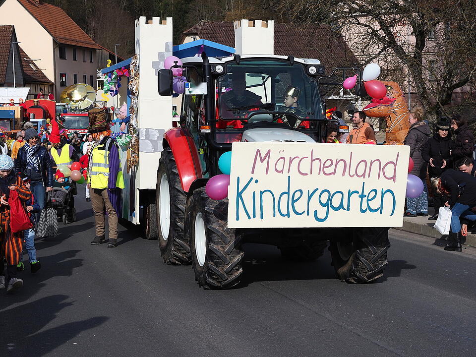 Buntes Faschingstreiben lockte tausende Besucher an.