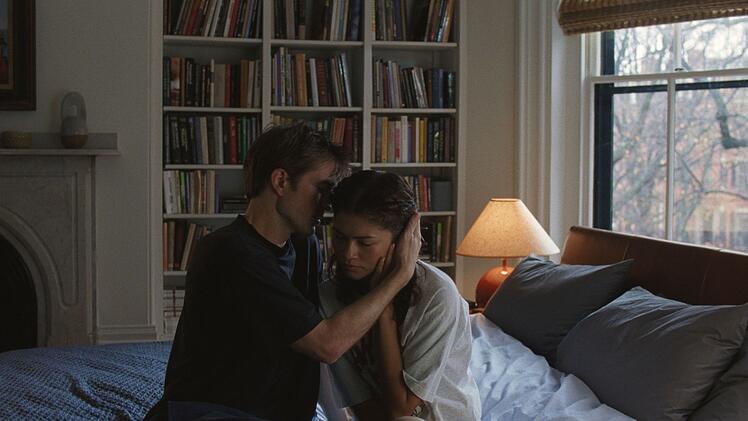 Eine unverhoffte Enth&uuml;llung stellt die Planungen von Charlie (Robert Pattinson) und Emma (Zendaya) v&ouml;llig auf den Kopf.
