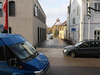 Verkehrsstress ist an der Einmündung der Kühgasse in die Sommeracher Straße.  Foto: Peter Pfannes