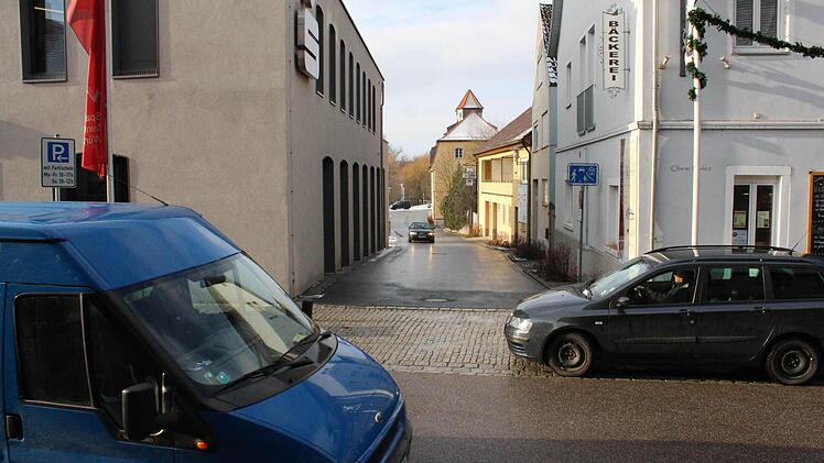 Verkehrsstress ist an der Einmündung der Kühgasse in die Sommeracher Straße.  Foto: Peter Pfannes