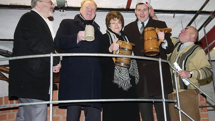 Die Spitze der CSU auf Landkreisebene (von links) Jürgen W. Heike, Hans Michelbach, Elke Protzmann und Martin Mittag lässt sich von Heinz Winkelmann krönen.