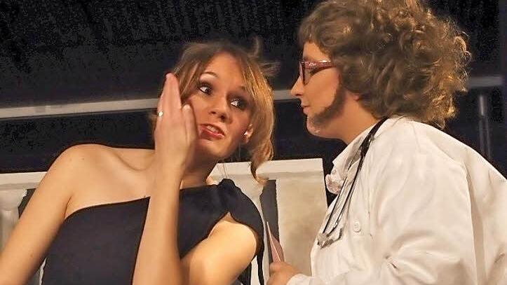 Rosaura (Carolin Wachter, links) und Dottore (Lilly Geißler)