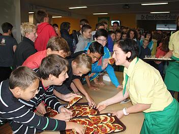 Alle Hände voll zu tun hatte Sandra Berthel (rechts) an ihrem ersten Arbeitstag in der Realschule. Foto: Ralf Kestel