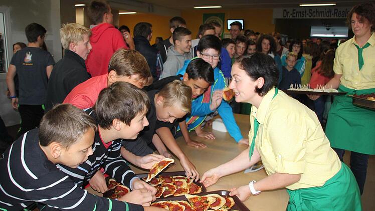 Alle Hände voll zu tun hatte Sandra Berthel (rechts) an ihrem ersten Arbeitstag in der Realschule. Foto: Ralf Kestel
