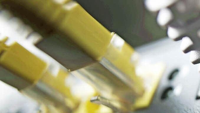 Ein Anschluss für ein DSL-Kabel aus dem Telefon-Festnetz ist am 20.07.2009 in Frankfurt am Main (Hessen) an einem DSL-Router zu sehen. Foto: Frank Rumpenhorst/dpa